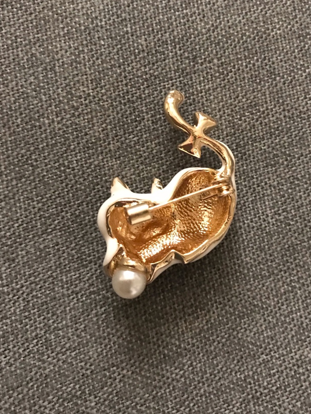 Beautiful White Cat Brooch - Picture 3 of 3